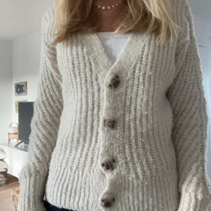 Beige stickad kofta  - Mysig beige stickad kofta