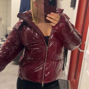 Nelly jacka - Säljer denna populära jackan från Nelly, everyday puffer jacket i vinröd! 🤗 Jackan är i storlek S och endast använd fåtal gånger därav som ny 🤩🤩 har du frågor eller annat är det bara att kontakta mig 🥰