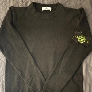Svart ull tröja från Stone Island - Svart ull tröja från Stone Island, perfekt passform, slim och tajt och skönt mot kroppen. (Önska den passade mig🥲) kom dm för frågor och mer bilder !