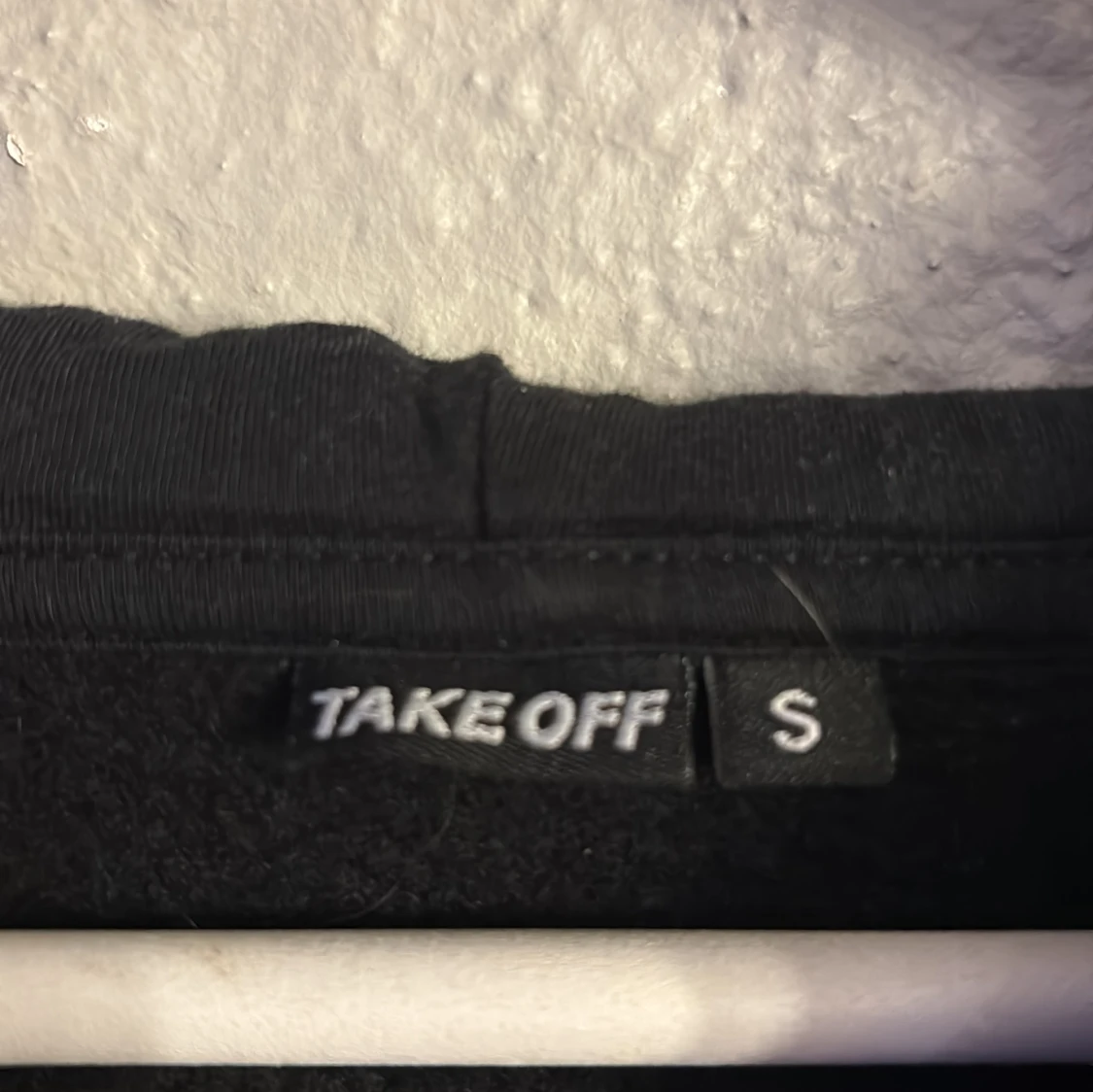 Svart hoodie från Take Off med dragkedja - 2