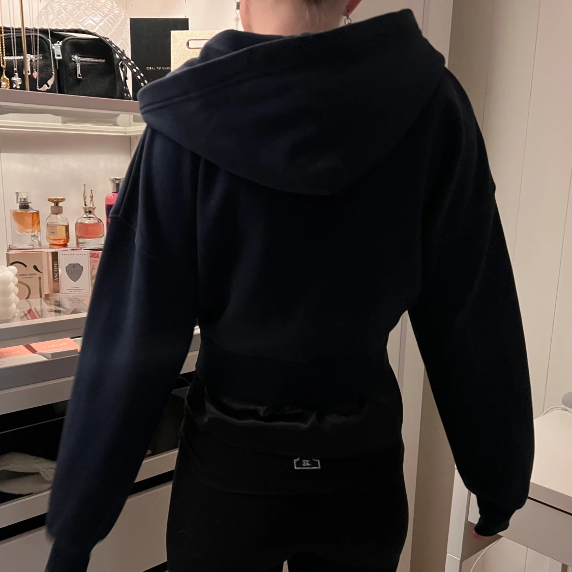 Mörkblå croppad hoodie från GANT - 2