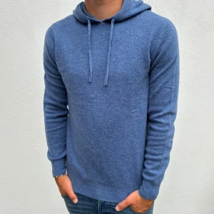 Kashmir/Merino hoodie - Blå Kashmir/Merino hoodie | Storlek S | Modellen är 177cm lång | Endast använd 1 gång, därför nyskick | Hör av dig vid frågor🌟