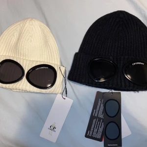 Cp Company mössa - svart:350kr galant skick                                                             vit:350kr galant skick