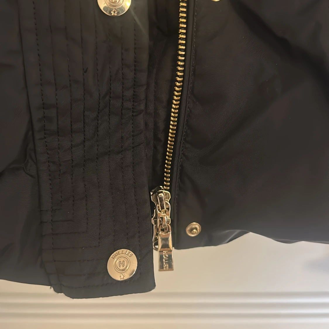 Svart parkas med päls från Hollies - 3