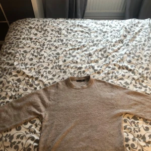 Beige stickad tröja från 157 - Mysig beige stickad tröja från lager 157 i storlek S. Tröjan har rund hals och långa ärmar med ribbade muddar. Perfekt för dig som gillar enkel och stilren design med en neutral färgton.🤍