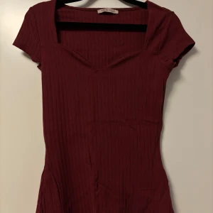 Vinröd ribbad topp från Anna Field - Vinröd ribbad topp från Anna Field. Säljer en likadan fast i svart på min sida ( köp båda 2 tillsammans för ett billigare pris )💕
