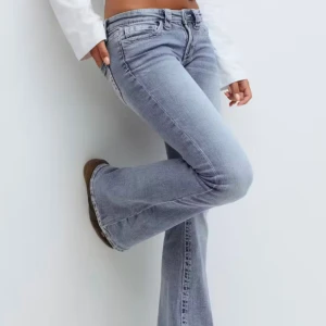 Bootcut ljusblå jeans - Från Gina tricot 14+ helt nya oanvända säljer eftersom jag inte använder dem och kan tyvärr inte returnera! Ordinarie pris 399 säljer för 300!❣️