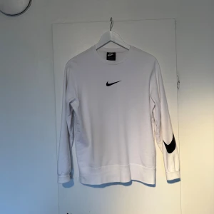 Nike sweater - Vit Nike sweater med logga på framsidan och ena armen. Storlek xs