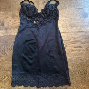 Svart spetsnattlinne från Victoria's Secret - Supersnygg svart kortklänning från Victoria's Secret med blommig spets upptill och längs ner skulle säga den passar xs/s vintage