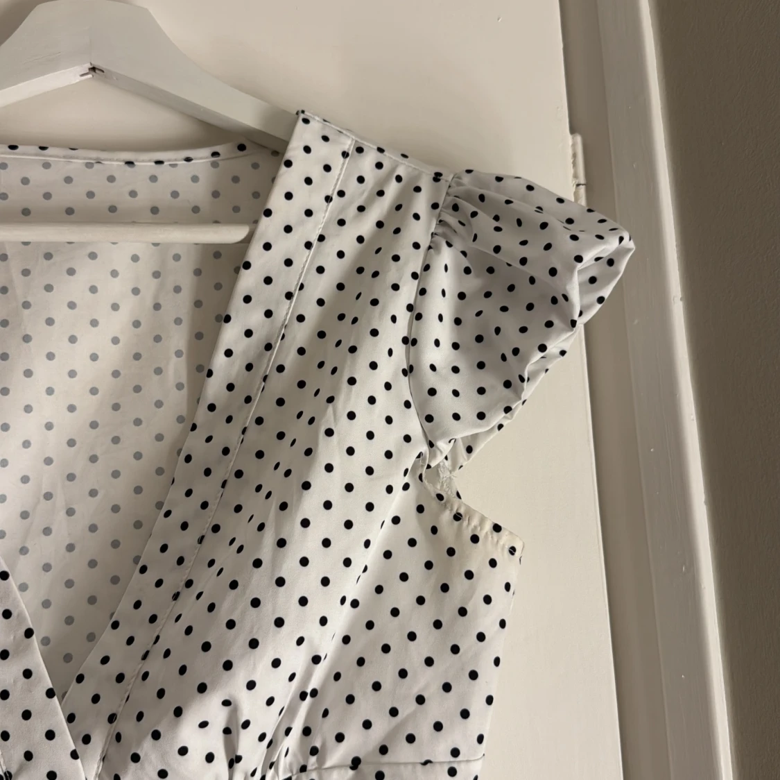 Vit prickig blus med v-ringning - 2