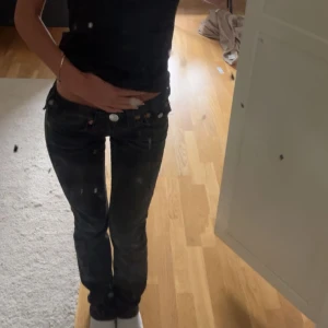 Svarta true religion jeans  - Säljer ett par snygga tvättade svarta jeans i bra skick och är lågmidjade.Perfekta för både vardag och fest!