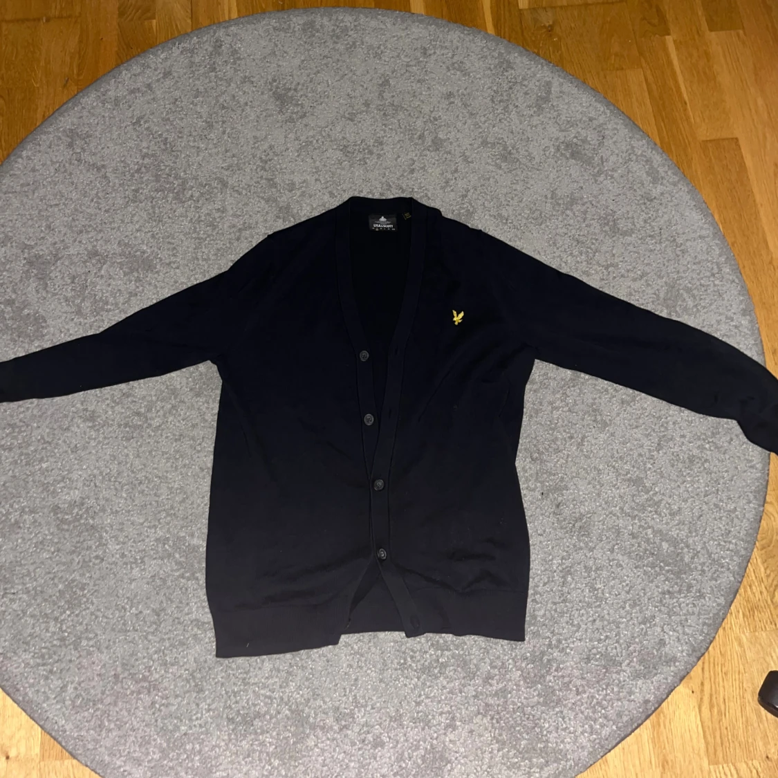 Mörkblå kofta från Lyle & Scott