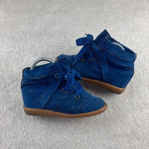 Blåa Isabel marant skor - Sjukt balla blåa isabel marant skor med ca 5 cm klack. Storlek 37 men skulle säga att de är stora i storleken (37-38). Kan posta den 20de november🥰