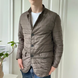 Oscar Jacobson jacka M - Oscar Jacobson jacka M, inga defketer. Riktigt skön och perfekt för att vara lite mer stylish. Kom med frågor! Modellen är 180 cm 75 kg. 