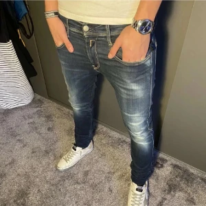 Replay Anbass - Säljer mina Replay Anbass i nyskick och är i storlek 29/32. Nypris ca 1800. Hör av dig om du har frågor/Maxi