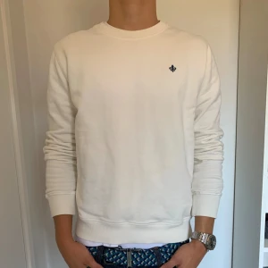 Morris tröja - Säljer nu denna grymt snygga crewneck från Morris ! Tröjan är i nyskick, utan defekter. | Storlek M. | Skriv vid funderingar!