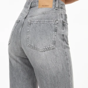 Grå wide jeans från Pull&Bear - Snygga grå jeans från Pull&Bear med hög midja och raka, breda ben. Klassisk femficksmodell med bälteshällor och knappstängning. Jeansen har en cool tvättad look och är tillverkade i jeansmaterial som ger en avslappnad vibe. ALDRIG använda! Prislapp kvar, kontakta mig för egna bilder!