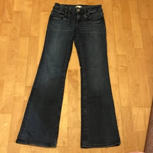 Bootcut jeans från Gina Tricot, 158 - Mörkblå bootcut jeans från Gina Tricot i storlek 158. Klassisk femficksmodell med knapp och dragkedja framtill. Jeansen har en snygg tvätt och är tillverkade i jeansmaterial med lätt stretch för skön passform. Passa mig som ofta bär xs på byxor. mycket fint skick💗