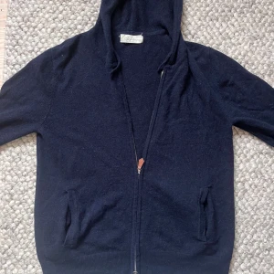 Mörkblå Kashmir zip hoodie från Sayless🙌🤩 - Snygg mörkblå zip ifrån Sayless i storlek S är lite nopprig men inget man tänker på 🙌🤩