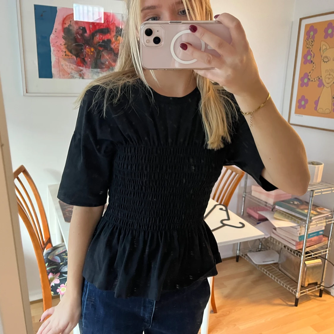 Svart blus/ T-shirt med smock och volang