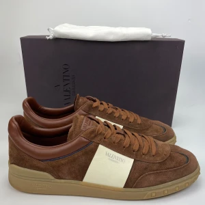 Valentino skor(nyskick) - Hej! Säljer nu dessa sjukt snygga valentino skor. Skorna är i toppskick! Har begränsat antal dustbags. Hör av dig vid frågor. 