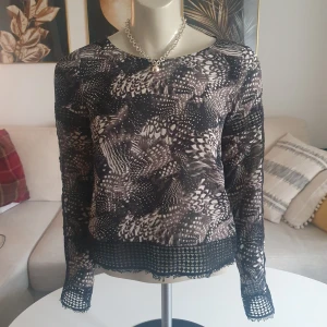 Underbar & läcker blus * Stl 36-38 * mått i text - Snyggaste blusen / toppen. Så läcker rygg och vackra detaljer på ärmarna.   * Svart, vit o grå. * Märkt stl 38 men passar en stl 36 och en liten 38a. Enligt mig. Se mått. * Mått: Mätt armhåla till armhåla ca 46cm. Mått från nacksöm till ryggslut 50 cm. Innerärm: 48 cm. * Toppskick.  Djur och rökfritt hem. Se bilder och förstora då de ingår i beskrivningen. Se gärna mina övriga annonser.   Vid avhämtning finns den i Sollentun