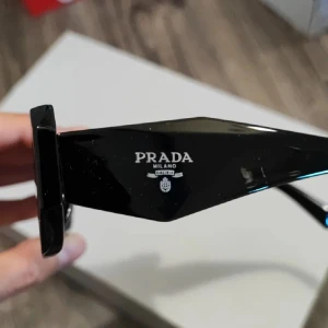 Svarta solglasögon från Prada - Snygga svarta solglasögon från Prada.