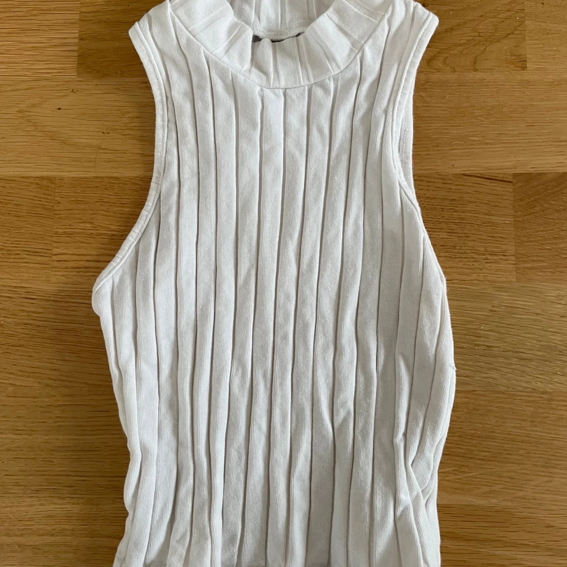 Vit ribbad ärmlös polotopp