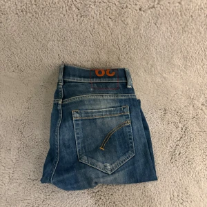 Dondup George  - Säljer ett par dondup George u väldigt fint skick det är storlek w29, har du några funderar eller frågor hör av dig