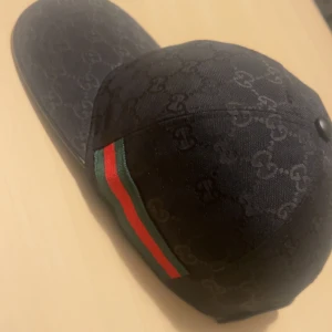 Svart Gucci keps  - Helt ny svart Gucci keps, storlek M och kommer med alla taggar. En keps perfekt för vintern och både sommaren.  Priset är ej hugget i sten så skriv bara dm vid frågor🙃