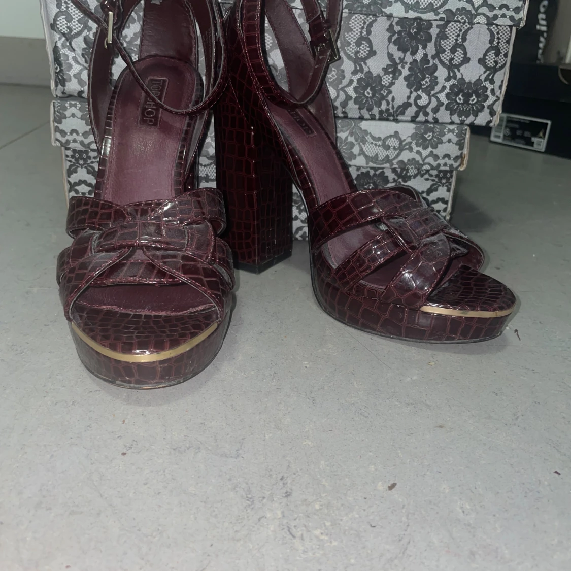 Vinröda platåsandaler från Topshop