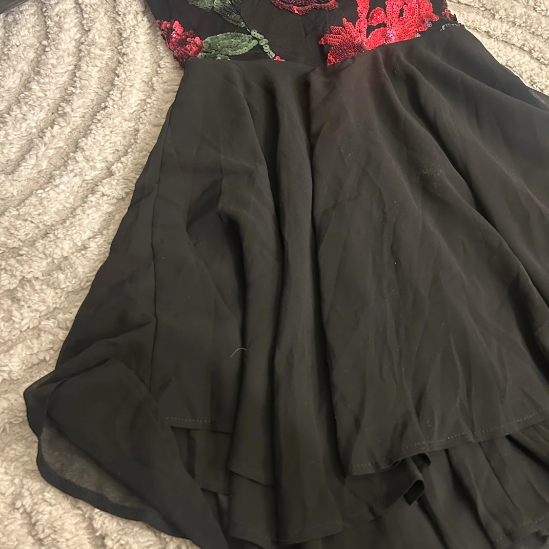 Svart kort klänning med paljettblommor - 2