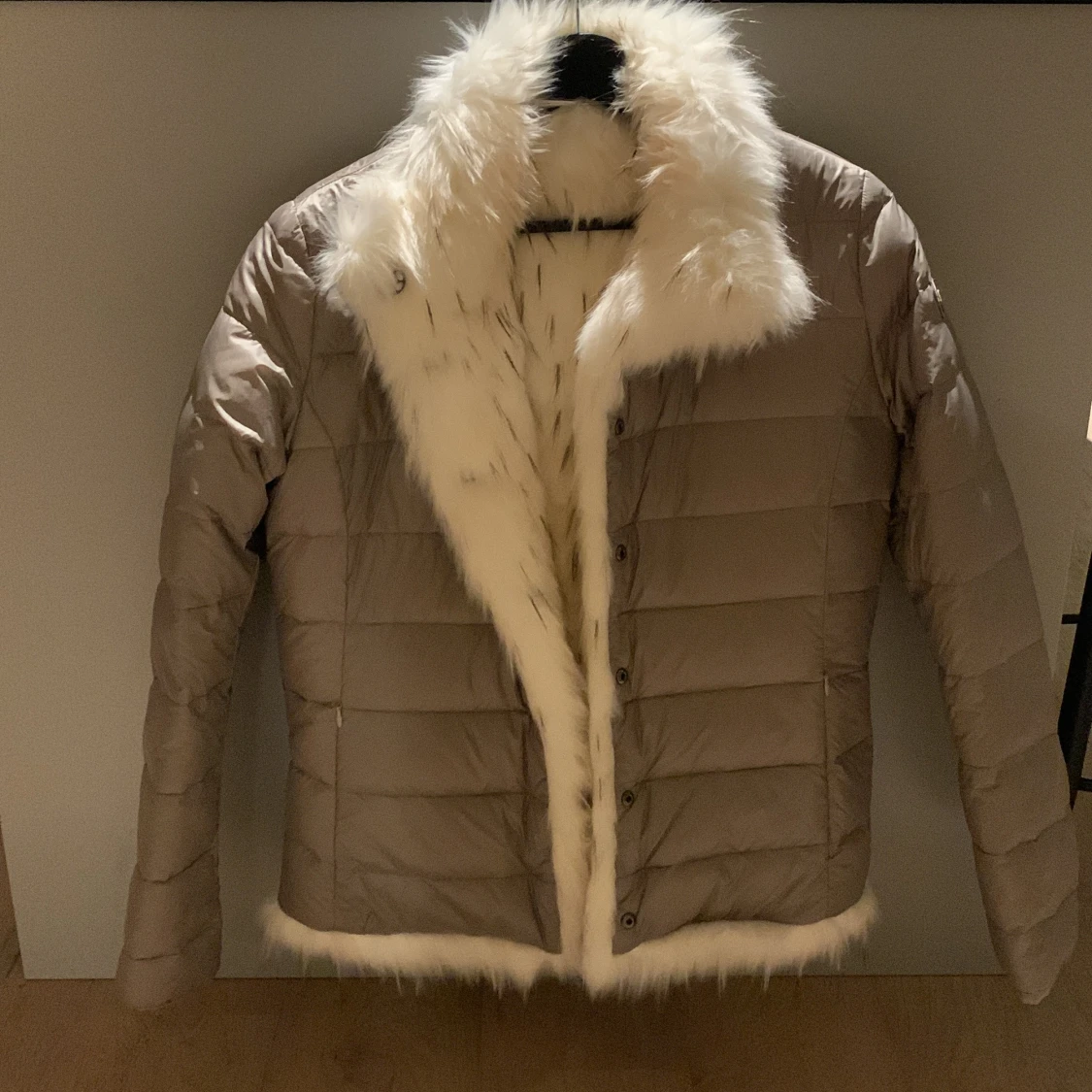 Beige pufferjacka med päls från Colmar