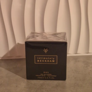 Intimately Beckham Men EdT 75ml - Intimately Beckham Men EdT, 75ml. Fräsch doft i snygg förpackning. Ingredienser: alkohol denat., aqua, parfum, linalool, limonene, coumarin m.fl. Tillverkad i Spanien. Perfekt för dig som vill sticka ut med stil.