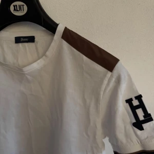 Herno T-shirt  - T-shirt från märket Herno. Kan gå ner i pris vid snabb affär. Storlek 46 som motsvarar xs