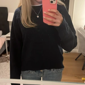 Mörkblå stickad tröja Gina Tricot - Mysig mörkblå stickad tröja från Gina Tricot i storlek 158/164. Tröjan har rund hals, ribbade muddar och lång ärm. Perfekt för dig som gillar enkel och stilren look med lite loose passform.