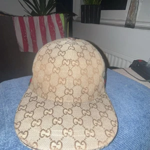 Gucci beige keps med GG-mönster - En snygg beige äkta keps från varumärken gucci