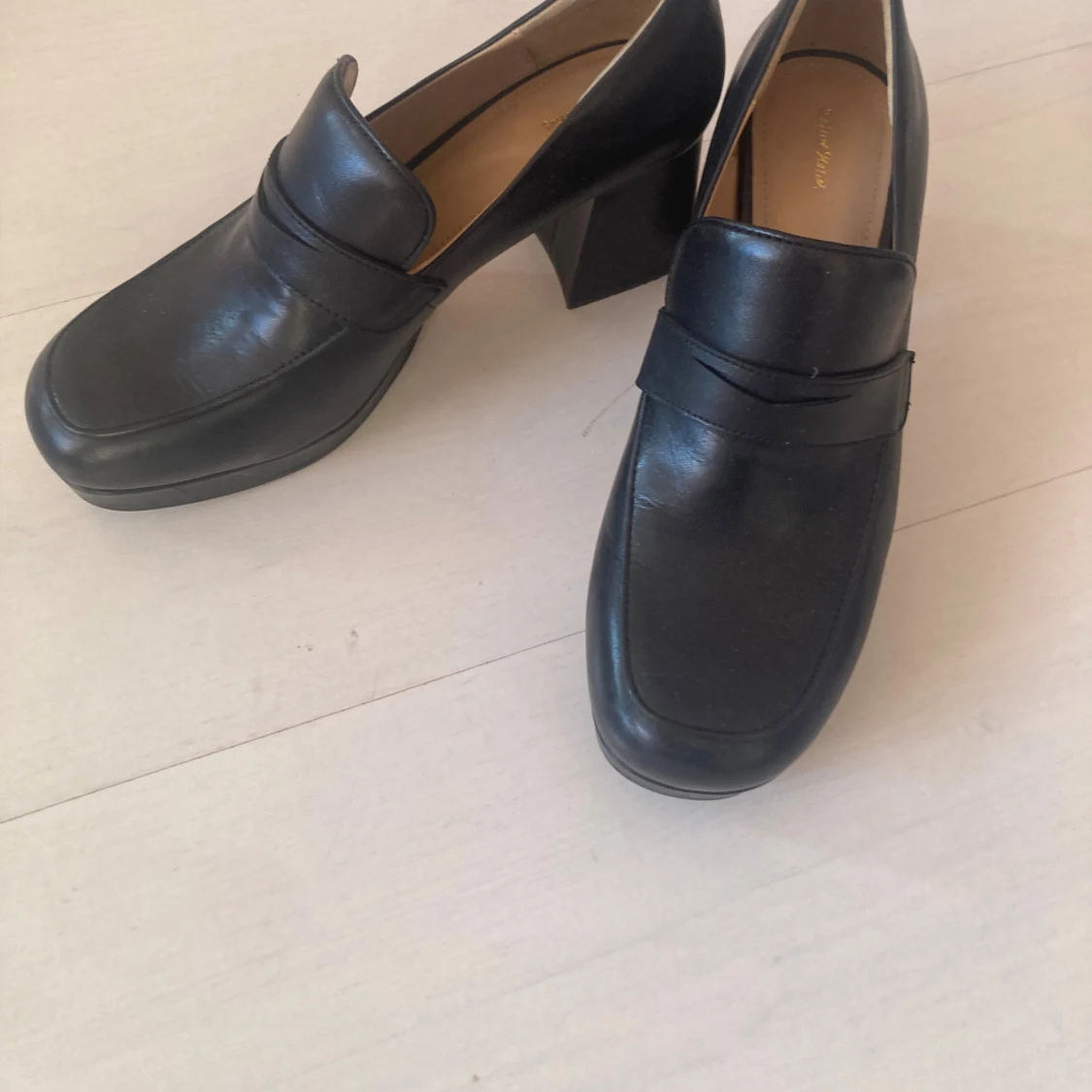 Svarta skinnloafers med klack från Other Stories - 1