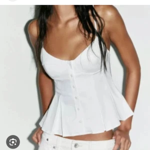 Jättefin Zara topp - Jättefin vit topp från Zara passar xs-s💕använd kanske en gång