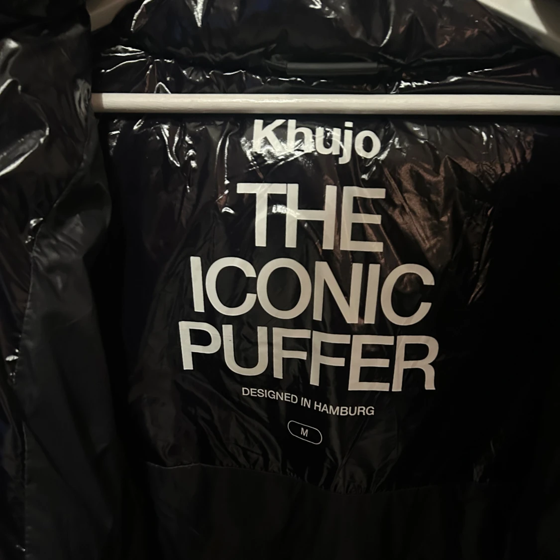 Svart glansig pufferjacka från Khujo - 2