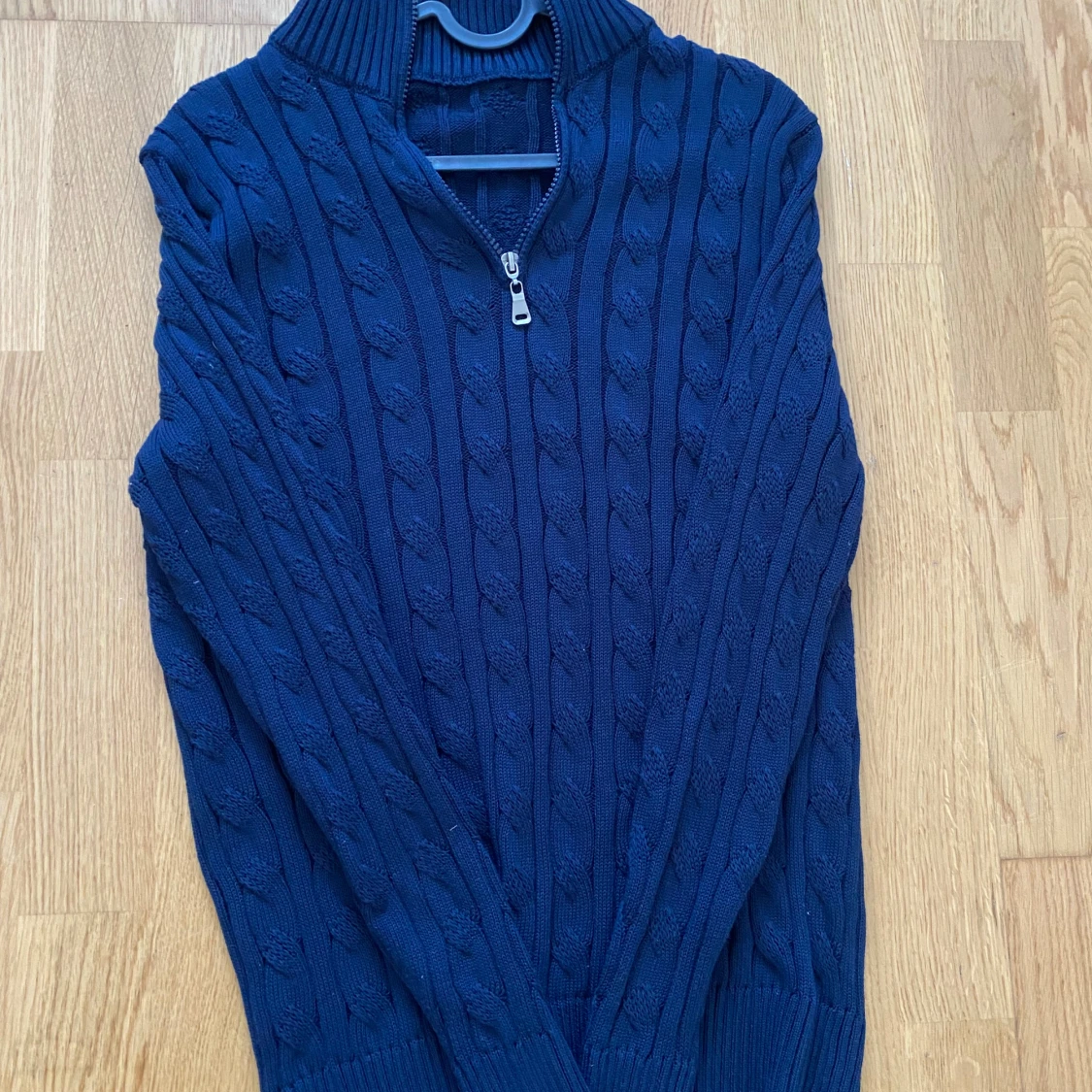 Marinblå stickad tröja med half zip