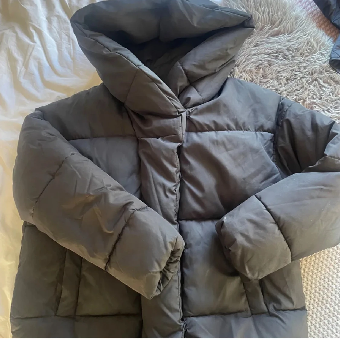 Svart pufferjacka med huva - 1