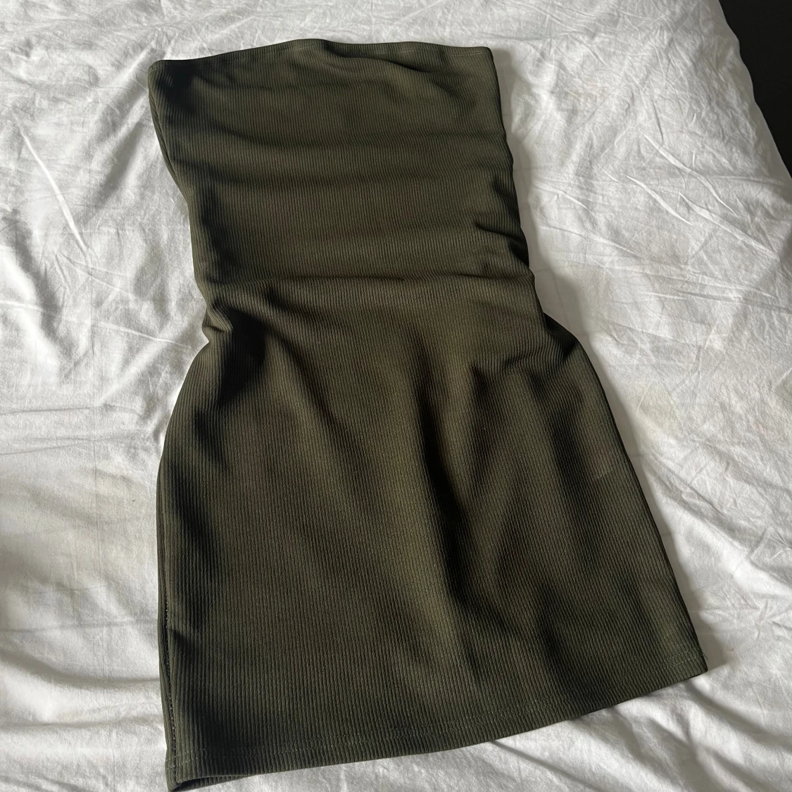 Mörkgrön ribbad tubklänning