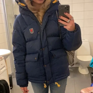 Fjällräven jacka - Hej! Säljer nu min fina fina Fjällräven jacka. Inga defekter, endast små smink fläckar som går att få bort. Nyligen tvättad (kemtvättad) ❤️