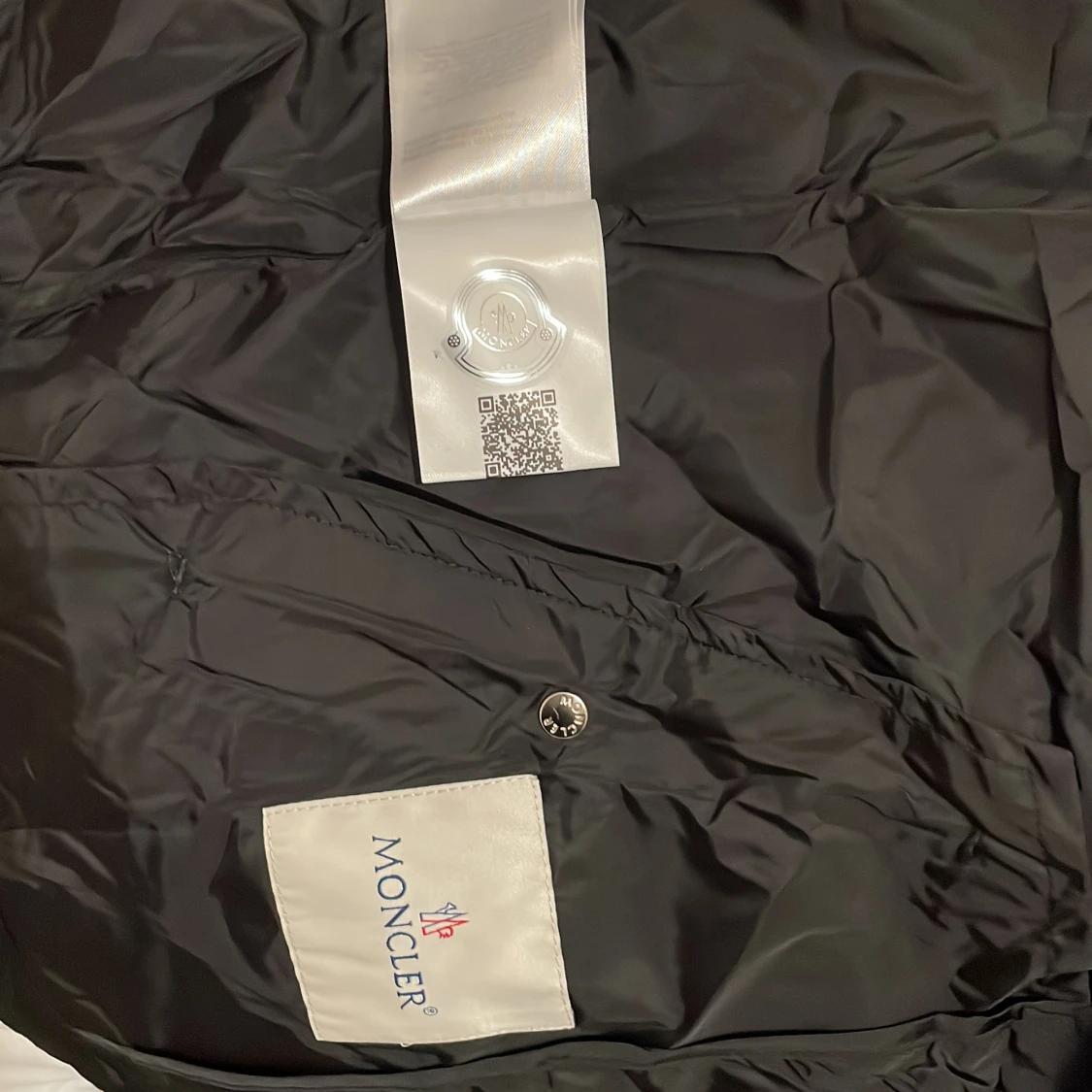 Svart vindjacka från Moncler med huva - 1