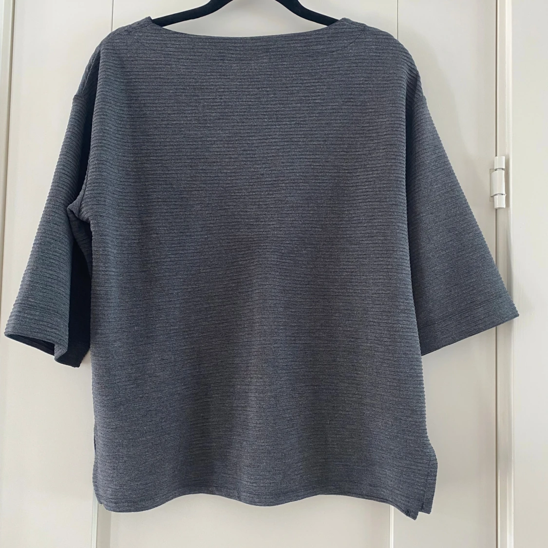 Grå ribbad tröja med trekvartsärm - 3