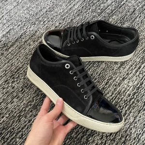 Svarta Lanvins - Säljer ett par klassiska Lanvin skor i svart med elegant lacktå. Supersnygga och tidlösa – perfekta både till vardag och fest. Jag köpte dem själv här på Plick men tyvärr är de lite för stora för mig, så de har bara provats inomhus. I mycket, mycket fint skick! Dustbag medföljer. UK9. Hör av dig vid frågor!