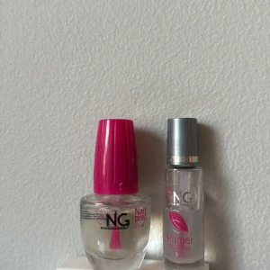 NG Primer och Nail Prep duo - Två produkter från Nagelgiganten: en Nail Prep (15 ml) med rosa lock och en syrafri Primer (9 ml) med silverlock. Perfekt för att förbereda naglar inför lack eller gel. Båda i genomskinliga glasflaskor med tydlig logga.