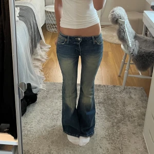 Blå bootcut jeans låg midja - Snygga blå jeans med bootcut och low/mid waist från weekday 💕