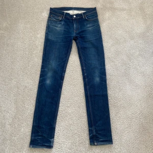 Acne Studios Ace Jeans - Snygga vintagejeans från Acne Studios i modellen Ace. Slim fit med smalt ben och perfekt tvättad denim. Äkta Acne-kvalitet med den klassiska läderlappen bak.  Nypris: Cirka 2800-3200 kr.                                 Storlek W31 – sitter supersnyggt och är i fint skick! 👖✨